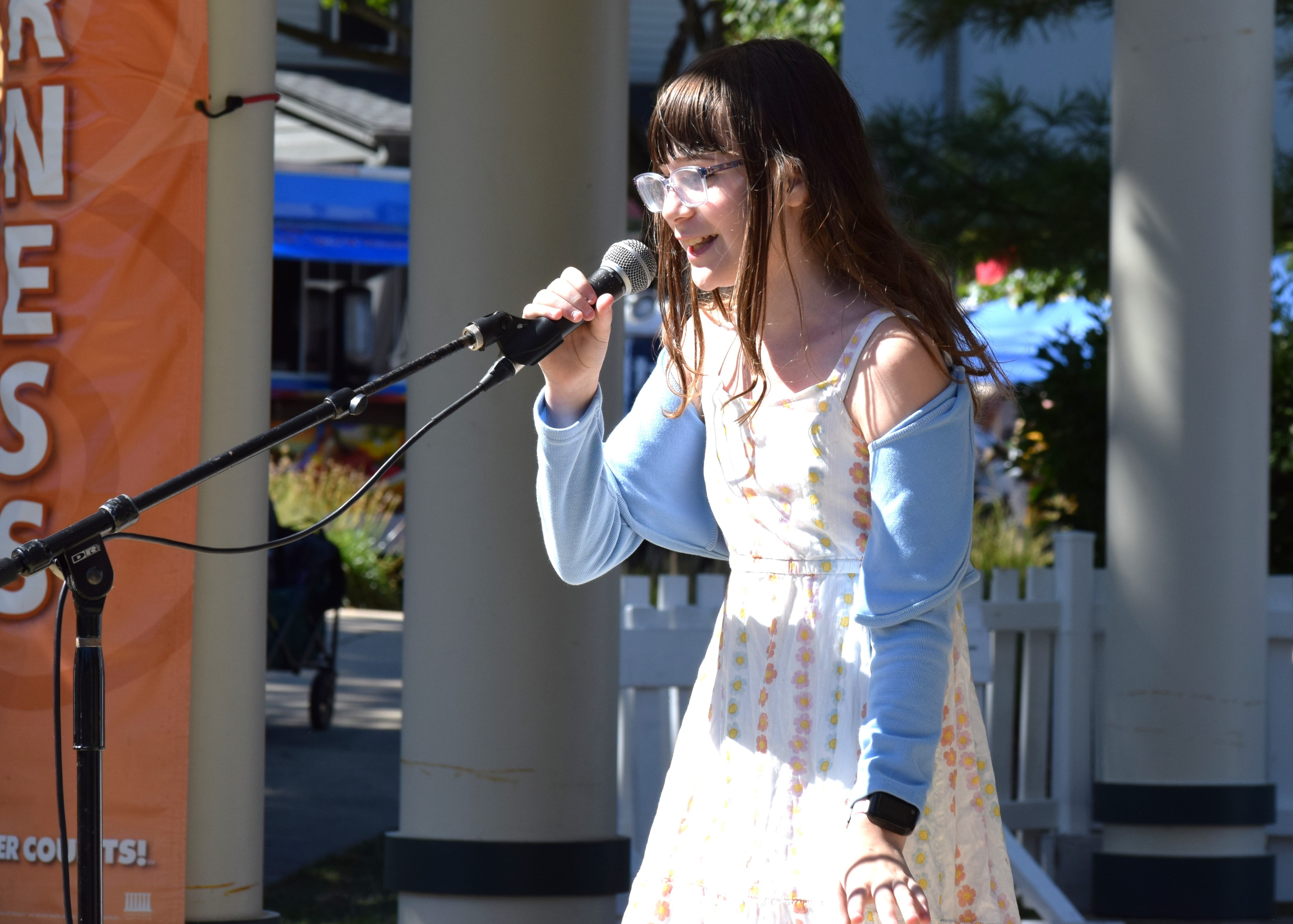 Chloe singing at Septemberfest 2024